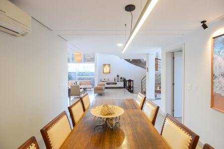 Casa de condomínio para alugar com 350m², 5 quartos e 6 vagas Casa de condomínio para alugar com 350m², 5 quartos e 6 vagasCopa