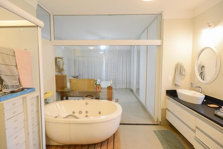 Casa de condomínio para alugar com 350m², 5 quartos e 6 vagas Casa de condomínio para alugar com 350m², 5 quartos e 6 vagasBanheiro da Suíte 1