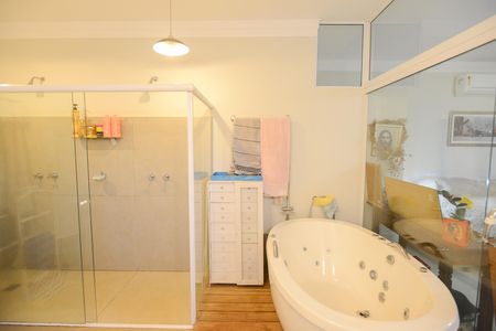 Casa de condomínio para alugar com 350m², 5 quartos e 6 vagas Casa de condomínio para alugar com 350m², 5 quartos e 6 vagasBanheiro da Suíte 1