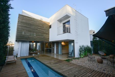 Casa de condomínio para alugar com 350m², 5 quartos e 6 vagas Casa de condomínio para alugar com 350m², 5 quartos e 6 vagasÁrea comum - Piscina