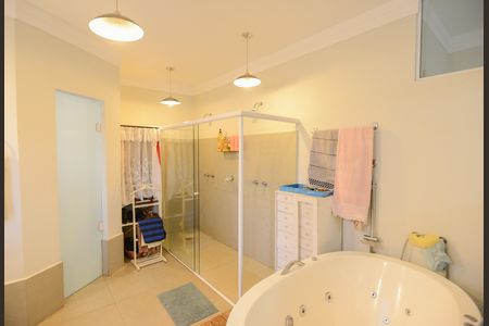 Casa de condomínio para alugar com 350m², 5 quartos e 6 vagas Casa de condomínio para alugar com 350m², 5 quartos e 6 vagasBanheiro da Suíte 1