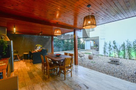 Casa de condomínio para alugar com 350m², 5 quartos e 6 vagas Casa de condomínio para alugar com 350m², 5 quartos e 6 vagasÁrea comum -Churrasqueira