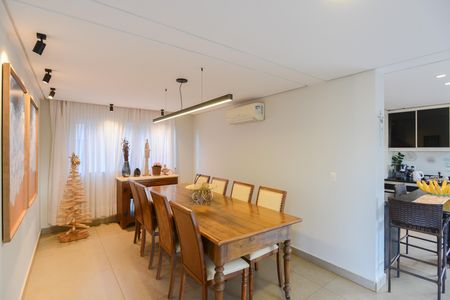 Casa de condomínio para alugar com 350m², 5 quartos e 6 vagas Casa de condomínio para alugar com 350m², 5 quartos e 6 vagasCopa