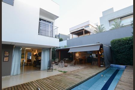 Casa de condomínio para alugar com 350m², 5 quartos e 6 vagas Casa de condomínio para alugar com 350m², 5 quartos e 6 vagasÁrea comum - Piscina