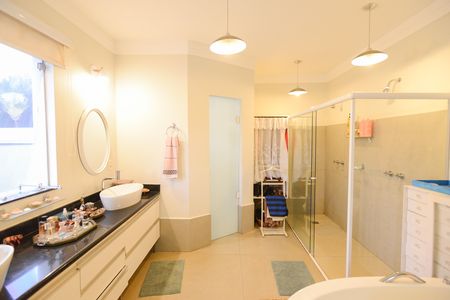 Casa de condomínio para alugar com 350m², 5 quartos e 6 vagas Casa de condomínio para alugar com 350m², 5 quartos e 6 vagasBanheiro da Suíte 1