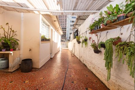 Casa à venda com 219m², 2 quartos e 5 vagas Casa à venda com 219m², 2 quartos e 5 vagasQuintal