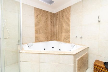 Casa à venda com 500m², 4 quartos e 6 vagas Casa à venda com 500m², 4 quartos e 6 vagasBanheiro da Suíte 2
