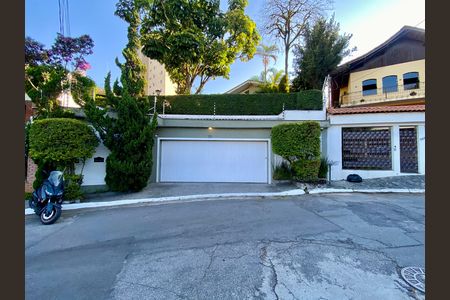 Casa à venda com 500m², 4 quartos e 6 vagas Casa à venda com 500m², 4 quartos e 6 vagasFachada
