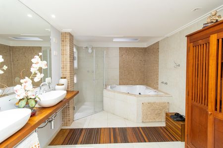 Casa à venda com 500m², 4 quartos e 6 vagas Casa à venda com 500m², 4 quartos e 6 vagasBanheiro da Suíte 2