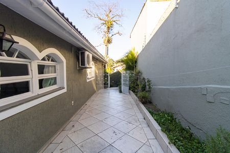 Casa à venda com 500m², 4 quartos e 6 vagas Casa à venda com 500m², 4 quartos e 6 vagasQuintal de entrada