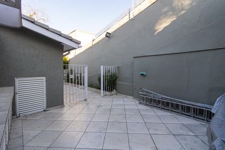 Casa à venda com 500m², 4 quartos e 6 vagas Casa à venda com 500m², 4 quartos e 6 vagasQuintal de entrada