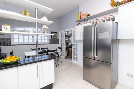 Casa à venda com 500m², 4 quartos e 6 vagas Casa à venda com 500m², 4 quartos e 6 vagasCozinha