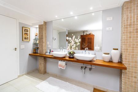 Casa à venda com 500m², 4 quartos e 6 vagas Casa à venda com 500m², 4 quartos e 6 vagasBanheiro da Suíte 2