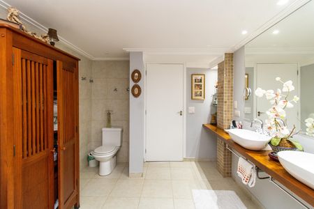 Casa à venda com 500m², 4 quartos e 6 vagas Casa à venda com 500m², 4 quartos e 6 vagasBanheiro da Suíte 2
