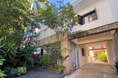 Casa para alugar com 300m², 4 quartos e 2 vagas Casa para alugar com 300m², 4 quartos e 2 vagasFachada