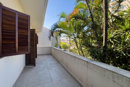 Casa para alugar com 300m², 4 quartos e 2 vagas Casa para alugar com 300m², 4 quartos e 2 vagasVaranda