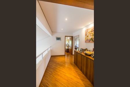 Casa de condomínio à venda com 444m², 3 quartos e 6 vagas Casa de condomínio à venda com 444m², 3 quartos e 6 vagasCorredor