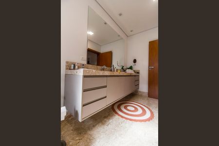 Casa de condomínio à venda com 444m², 3 quartos e 6 vagas Casa de condomínio à venda com 444m², 3 quartos e 6 vagasBanheiro da Suíte 1