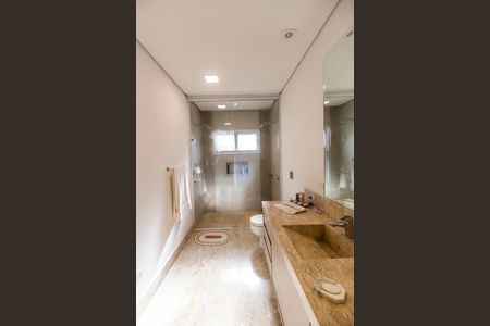 Casa de condomínio à venda com 444m², 3 quartos e 6 vagas Casa de condomínio à venda com 444m², 3 quartos e 6 vagasBanheiro da Suíte 1