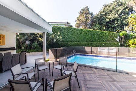 Casa de condomínio à venda com 444m², 3 quartos e 6 vagas Casa de condomínio à venda com 444m², 3 quartos e 6 vagasVista da Sala