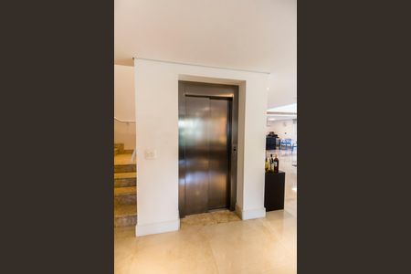 Casa de condomínio à venda com 444m², 3 quartos e 6 vagas Casa de condomínio à venda com 444m², 3 quartos e 6 vagasElevador