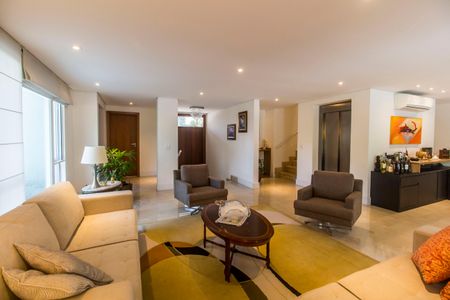 Casa de condomínio à venda com 444m², 3 quartos e 6 vagas Casa de condomínio à venda com 444m², 3 quartos e 6 vagasSala