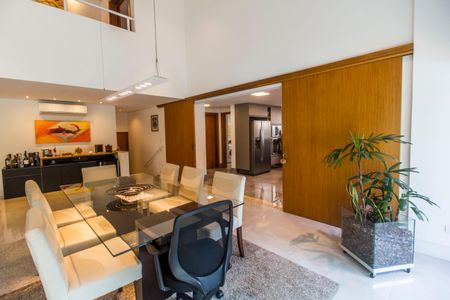 Casa de condomínio à venda com 444m², 3 quartos e 6 vagas Casa de condomínio à venda com 444m², 3 quartos e 6 vagasSala de Jantar