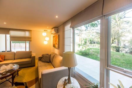 Casa de condomínio à venda com 444m², 3 quartos e 6 vagas Casa de condomínio à venda com 444m², 3 quartos e 6 vagasSala