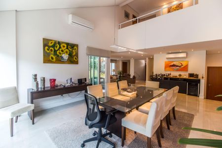 Casa de condomínio à venda com 444m², 3 quartos e 6 vagas Casa de condomínio à venda com 444m², 3 quartos e 6 vagasSala de Jantar