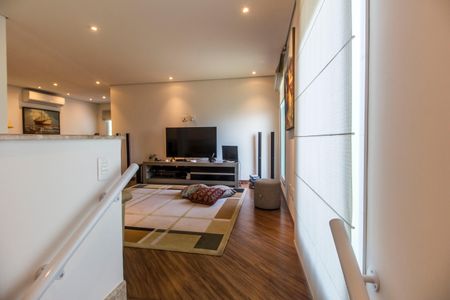 Casa de condomínio à venda com 444m², 3 quartos e 6 vagas Casa de condomínio à venda com 444m², 3 quartos e 6 vagasSala de TV