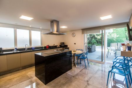 Casa de condomínio à venda com 444m², 3 quartos e 6 vagas Casa de condomínio à venda com 444m², 3 quartos e 6 vagasCozinha