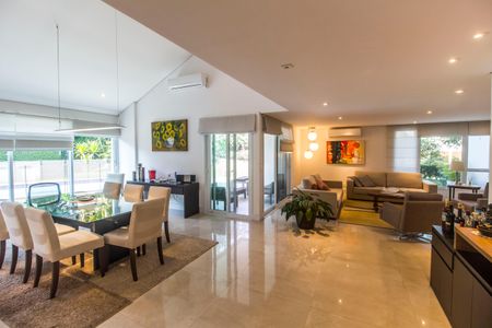 Casa de condomínio à venda com 444m², 3 quartos e 6 vagas Casa de condomínio à venda com 444m², 3 quartos e 6 vagasSala de Jantar