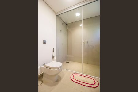 Casa de condomínio à venda com 444m², 3 quartos e 6 vagas Casa de condomínio à venda com 444m², 3 quartos e 6 vagasBanheiro da Suíte 2