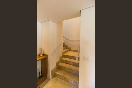 Casa de condomínio à venda com 444m², 3 quartos e 6 vagas Casa de condomínio à venda com 444m², 3 quartos e 6 vagasEscada