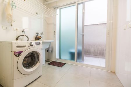 Casa de condomínio à venda com 444m², 3 quartos e 6 vagas Casa de condomínio à venda com 444m², 3 quartos e 6 vagasÁrea de Serviço