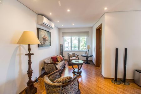 Casa de condomínio à venda com 444m², 3 quartos e 6 vagas Casa de condomínio à venda com 444m², 3 quartos e 6 vagasSala de TV