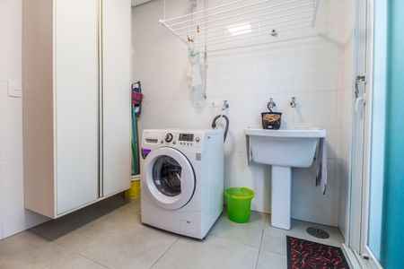 Casa de condomínio à venda com 444m², 3 quartos e 6 vagas Casa de condomínio à venda com 444m², 3 quartos e 6 vagasÁrea de Serviço