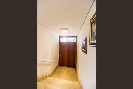 Casa de condomínio à venda com 444m², 3 quartos e 6 vagas Casa de condomínio à venda com 444m², 3 quartos e 6 vagasHall social