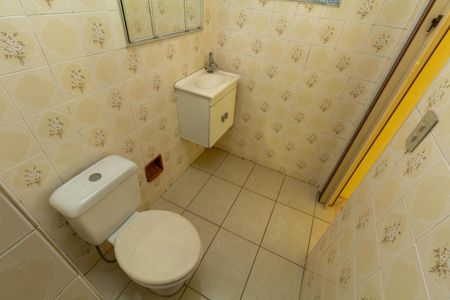 Casa à venda com 130m², 4 quartos e 2 vagas Casa à venda com 130m², 4 quartos e 2 vagasBanheiro de Serviço