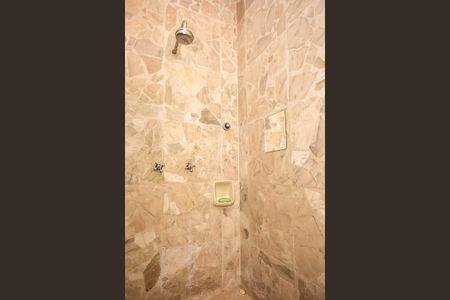 Casa à venda com 440m², 5 quartos e 2 vagasChuveiro do Banheiro da Suíte 2