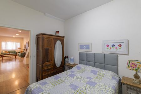 Casa à venda com 465m², 4 quartos e 3 vagas Casa à venda com 465m², 4 quartos e 3 vagasQuarto 1