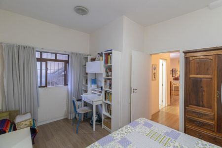 Casa à venda com 465m², 4 quartos e 3 vagas Casa à venda com 465m², 4 quartos e 3 vagasQuarto 1