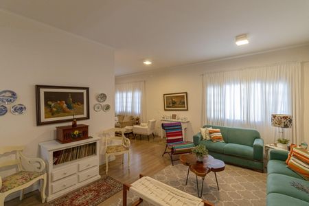 Casa à venda com 465m², 4 quartos e 3 vagas Casa à venda com 465m², 4 quartos e 3 vagasSala