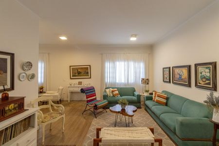 Casa à venda com 465m², 4 quartos e 3 vagas Casa à venda com 465m², 4 quartos e 3 vagasSala