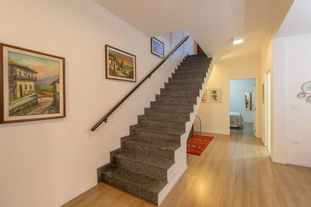 Casa à venda com 465m², 4 quartos e 3 vagas Casa à venda com 465m², 4 quartos e 3 vagasEscada