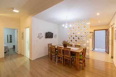 Casa à venda com 465m², 4 quartos e 3 vagas Casa à venda com 465m², 4 quartos e 3 vagasSala