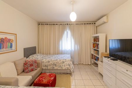 Casa à venda com 465m², 4 quartos e 3 vagas Casa à venda com 465m², 4 quartos e 3 vagasSuíte