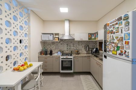 Casa à venda com 465m², 4 quartos e 3 vagas Casa à venda com 465m², 4 quartos e 3 vagasCozinha