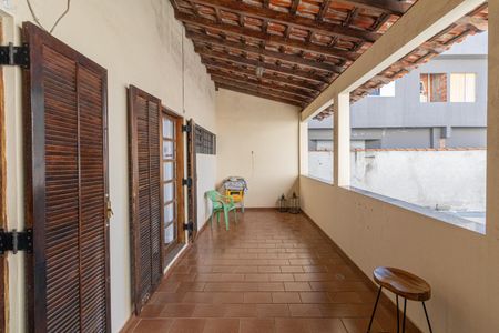 Casa à venda com 465m², 4 quartos e 3 vagas Casa à venda com 465m², 4 quartos e 3 vagasVaranda Quarto 2