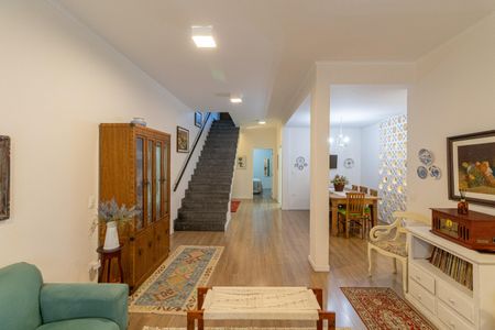 Casa à venda com 465m², 4 quartos e 3 vagas Casa à venda com 465m², 4 quartos e 3 vagasSala